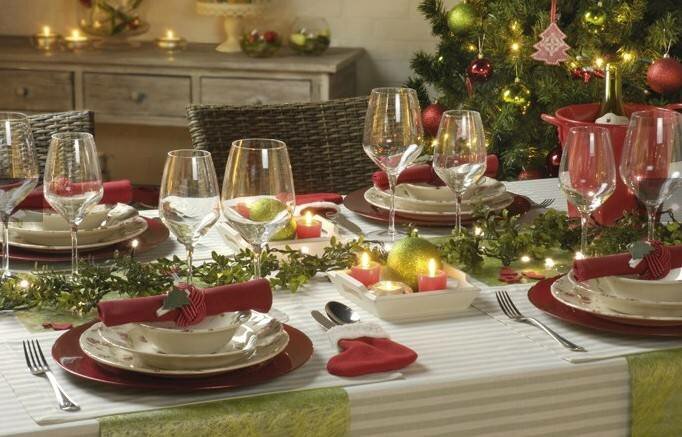 сервировка новогоднего стола, красно-зеленый стиль